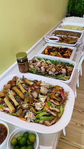 PARTY TRAYS NI NANAY! 🥰 View our full menu➡️ https://bit.ly/3nQADSI. #crazymamaskitchen #partyplattermanila #restaurantsQC #filipinofood #partytrays | Crazy Mama's Kitchen