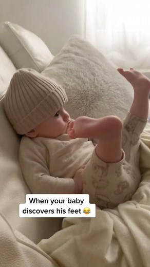 1.7M views · 52K reactions | When your baby discovers his feet  #baby #babiesoftiktok #babytok #fyp #foryou #funnybaby #funnyvideos | Baby's Diary | Facebook