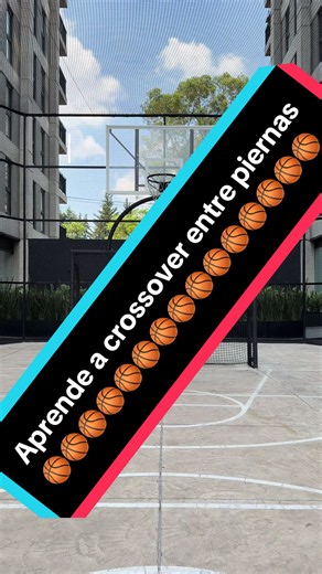 Aprende el crossover entre piernas🏀🔥 #basketball #crossover #entrenamiento #basquetbol #basket