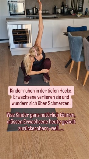 Zert. Personal Trainerin/Gesundheits-/Darmexpertin on Instagram: "...weil unser Alltag uns genau diese Bewegungen abtrainiert. Die tiefe Hocke ist keine Fitnessübung. Sie ist eine angeborene Ruhe-, Arbeits- und Entlastungshaltung des menschlichen Körpers. Und nein: Es geht nicht darum, sie perfekt zu können. Es geht nicht darum, „tief genug“ zu sein. Und schon gar nicht darum, dich mit anderen zu vergleichen. 👉 Es geht darum, deine Sprunggelenke, Knie, Hüften, Wirbelsäule und Faszien wieder so