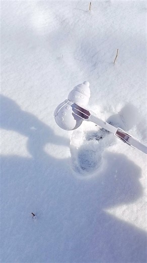 ASMR! ☃️ Making Fluffy Snowballs with Satisfying Crunch Sounds #asmr #shorts