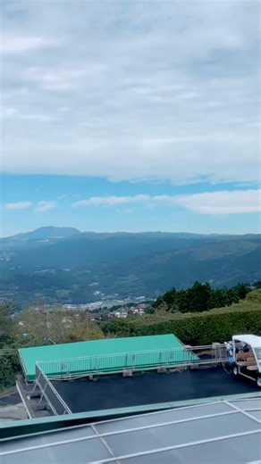 🟡詳細はこちら 富士箱根カントリークラブです🗻⛳️ 白く装う富士の頂❄️ 澄んだ空気に包まれる朝、季節は冬へと歩みを進めます。 初冠雪のこの季節、富士を望むコースで心ほどける一日を。 【ご予約、お問い合わせ】 ☎️055-944-2111 ——————————————— 📠：055-944-0586（FAX） ✉️：info@fujihakone-cc.com HP：http://www.fujihakone-cc.com/ 【アクセス】 📍〒410-2132 静岡県伊豆の国市奈古谷2225 🚗自動車利用の場合 東名高速・沼津ICより約30分 ※伊豆縦貫道経由 （東京→沼津IC 約60分） 🚇電車利用の場合 東海道新幹線 JR熱海駅下車 (東京→熱海 約50分) 熱海駅より車､🚌クラブバスで約30分 ⚠️クラブバスは完全予約制となります 📅 定休日：なし 🕐 営業時間：7:00 〜 17:00 ※予約状況により前後します 🅿️ 電気自動車充電スタンド有り #ゴルフ #golf #ゴルフ場 #ゴルフコンペ #ゴルフ初心者 #ゴルフ男子 #ゴルフ女子 #富士箱根カントリ