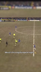 18 year old Lionel Messi ✨ Number 30. Nike boots. That long sleeved luminous away shirt. Long sleeves. Awful pitch. Under the lights. Stamford Bridge. Messi on the right. Ronaldinho on the left. Eto’o down the middle. | Classic Football Shirts