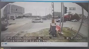 710K views · 2.7K reactions | Rakaman kamera litar tertutup memaparkan sebuah lori kontena melanggar kabel lampu jalan mengakibatkan tiang lampu patah hingga menghalang landasan kereta api. Beikutan itu,sebuah kereta api dari arah Beaufort ke Tanjung Aru tersekat sebelum lintasan rata persimpangan lampu isyarat pekan Putatan tengah hari tadi. Insiden itu turut menyebabkan kesesakan lalu lintas di persimpangan lampu isyarat berkenaan. #SabahMedia | Sabah Media | Facebook