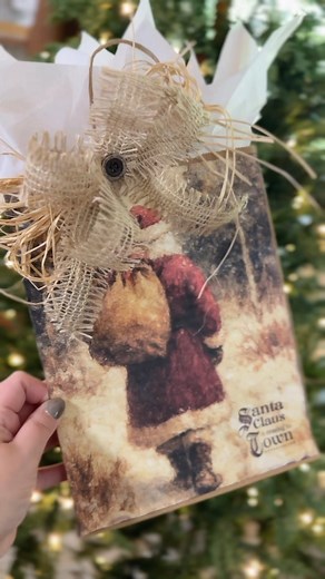 43K views · 709 reactions | ⭐️ DIY IDEA | Using Free Printable to Create a Custom Gift Bag  BONUS: recipient can frame or craft with it! #giftpackaging #christmaswrapping #freeprintable #bowmaking | Hammons Nest | Facebook