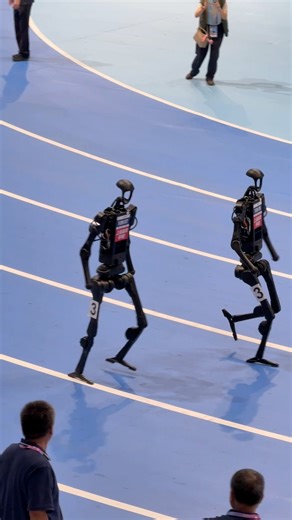 8.9K views · 129 reactions | Les Jeux mondiaux des robots humanoïdes 2025 ont eu lieu ces derniers jours à Beijing, à l'Anneau national de patinage de vitesse, également connu sous le nom de Ruban de Glace. Je me demande à quoi ça ressemble… #robot #hightech | Le chinois avec Xu Li | Facebook