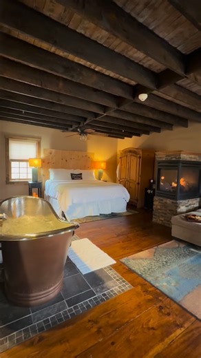 Here are four of the coziest bed & breakfasts for a winter getaway in the Pocono Mountains 🪵❄️🧣 1. The Inn at Birch Wilds 📍Lehighton, Carbon County Known as a romantic retreat for couples, enjoy secluded suites and an indoor heated pool/jacuzzi spa for private swim time. Explore the grounds and natural amphitheater, where outdoor concerts take center stage in the summer. Close to Jim Thorpe, Lehighton, and surrounding attractions. 🎶 2. Four Seasons For Fun Bed & Breakfast 📍Lakeville, Wayne