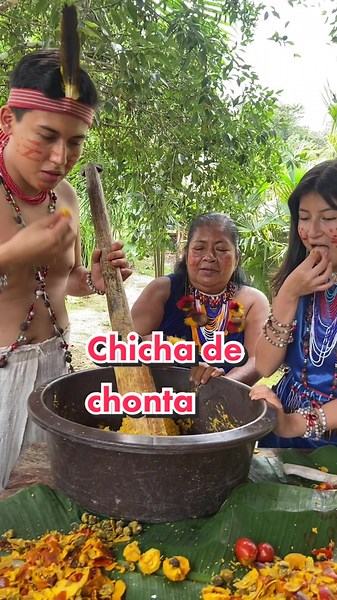 Preparando la riquísima chicha de chonta! 🛖 #gualaquiza🍃💚 #ecuador🇪🇨 #shuar #turismo #aventura #parati #viral