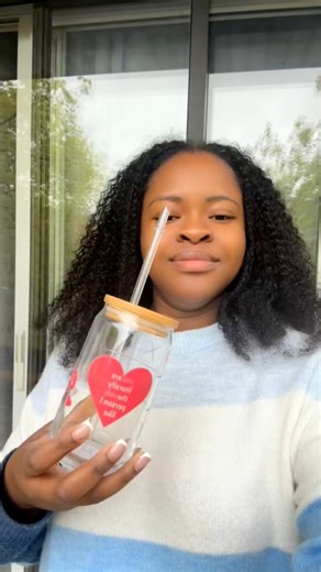 Tape «CANVA » siw vle edew Kijan pou fè lajan sou entènèt ak Printify & Canva 💻✨ 🔹 Avèk Printify (Print on Demand) 1️⃣ Kreye yon konsepsyon (fraz motivasyon, desen, logo). 2️⃣ Mete konsepsyon an sou pwodwi Printify (t-shirt, mug, vè, elatriye). 3️⃣ Konekte Printify ak Shopify, Etsy oswa TikTok Shop. 4️⃣ Vann san stock — Printify okipe pwodiksyon ak livrezon. 5️⃣ Ou touche lajan sou chak vant 💸 🔹 Avèk Canva 1️⃣ Sèvi ak Canva pou kreye ebooks, fich, templates, logo, elatriye. 2️⃣ Mete pwodwi y