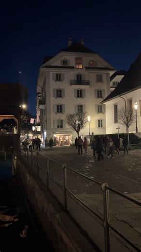 🌙 𝗟𝘂𝗰𝗲𝗿𝗻𝗲 𝗮𝘁 𝗡𝗶𝗴𝗵𝘁 – 𝗔 𝗖𝗶𝘁𝘆 𝗪𝗿𝗮𝗽𝗽𝗲𝗱 𝗶𝗻 𝗠𝗮𝗴𝗶𝗰 ✨ When the sun sets behind the mountains, Lucerne transforms into something truly unforgettable. The historic Old Town glows under soft lanterns, the Chapel Bridge reflects in the Reuss River like a painting, and the quiet hum of the city gives way to peaceful stillness. Take a walk along the lakeside promenade and you’ll see the twinkling lights of the city mirrored on Lake Lucerne, framed by the silhouettes of Mount