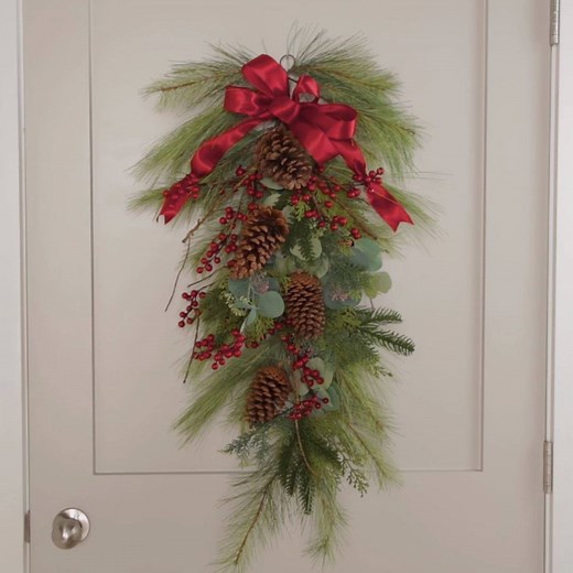 200K views · 1K reactions | Studded with red berries and topped with a big red bow, this Christmas swag wreath is sure to become a much-loved holiday classic.  Get the how-to: https://trib.al/LnDnwvv | Better Homes & Gardens | Facebook