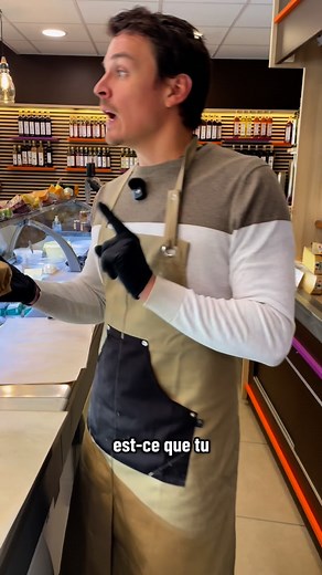 🧀🇬🇧 Double Gloucester Un grand classique anglais, proche du cheddar : 🌿 aromatisé à la ciboulette 🧅 relevé d’oignon doux ✨ texture crémeuse et fondante, goût savoureux et typiquement british ! #cheese #fromage #fyp | Au Buron Fromagerie