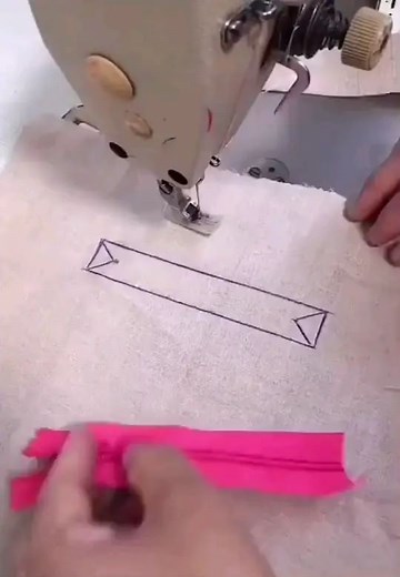 Tutorial Costura on Instagram: "Gostou da dica? Comente"SIM"❤  Tiemmaynho Leia a descrição ⤵️ 淋 Aprenda Corte, Costura e Modelagem do básico ao avançado e receba mais de 300 moldes exclusivos em PDF (do PP ao GG) link na bio para inscrição 瑱 #costurices #tecidosexclusivos #dicadecostura #costuras #maquinadecostura #costurinhas #amocosturar #amocostura #costurascriativas #costurandocomamor✂️❤️"