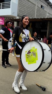 Bombista viral de Jama 😍✅ #design #Desfile | Bastoneras bellas.