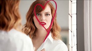Revlon Ultra HD Lipstick TV Spot, 'Más Brillante' Con Emma Stone