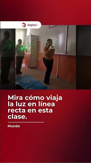 ¡Física en acción! 🟢🔦 Mira cómo viaja la luz en línea recta en esta clase. ✨ #Ciencia #Educación #