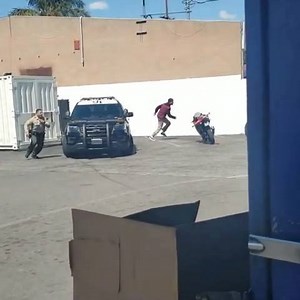 Suspect kicks out back window of a Los Angeles Sheriff Department vehicle and escapes near Wardlow and Santa Fe in Long Beach. Suspect was detained 30 minutes later. Video by @big_rob_626 #longbeach #lasd #longbeachlocalnews #lbln | Long Beach Local News