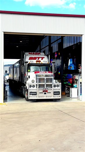 Big 780 DOG 🔥 Brian Smith Timber Transport, 780hp Mack Superliner and tipper set all freshly stickered up 💪🏼 @JT Fossey Trucks Tamworth #mack #briansmithtimbertransport #walcha #australia #truck