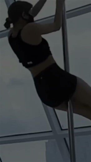 Blackpink lisa pole danceing edit #blackpink #lisa #alien Walker