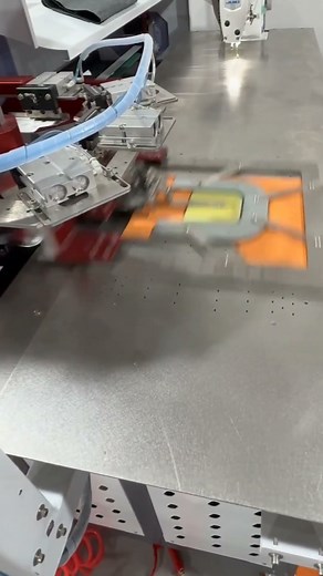 Automatic garment pocket attaching machine