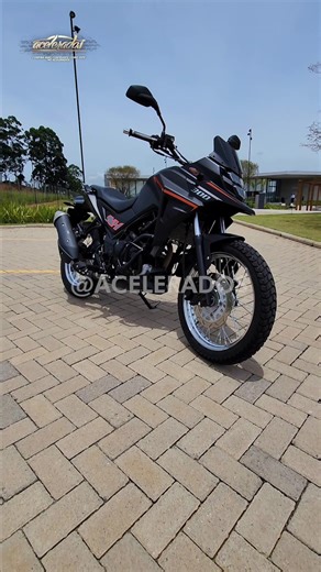 CONHEÇA A NOVA DAFRA NH 300 2024! 💨💨 Saaaalve Acelerados!! Hoje é dia de conhecer a Dafra NH 300, um modelo que chegou ao Brasil com uma proposta “aventureira intermediária” para rivalizar com a Honda XRE 300 e Yamaha XTZ 250 Lander. Por aqui, a NH 300 se destaca por oferecer de série o freio ABS para as duas rodas, além de iluminação completa por lâmpadas de LED, painel de instrumentos digital e carregador com entrada USB. No coração, temos um motor monocilíndrico com 278,3 cm3 de capacidade 