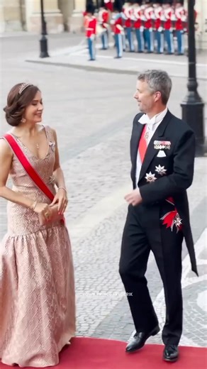The Crown Prince Couple arriving at the dinner in honor of the King and Queen of Norway. 👑🇩🇰🇳🇴 #crownprincefrederik #crownprincefrederikofdenmark #kronprinsfrederik #crownprincessmary #crownprincessmaryofdenmark #kronprinsessemary #kronprinsparet #princechristian #princechristianofdenmark #prinschristian #princessisabella #princessisabellaofdenmark #prinsesseisabella #princevincent #princevincentofdenmark #prinsvincent #princessjosephine #princessjosephineofdenmark #prinsessejosephine #quee