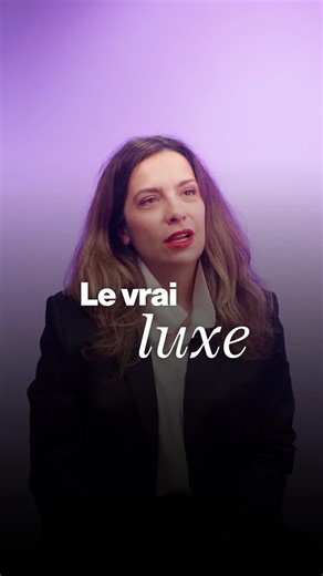 The Culture Therapist on Instagram: "Quand vous entrez chez Sephora, vous êtes au milieu d’un centre commercial, coincée entre Zara et Primark, avec cette petite impression d’être évaluée du regard par tout le monde. Mais quand vous poussez la porte de Dior, c’est un tout autre film. On vous accueille comme si vous étiez la protagoniste principale d’un drama Netflix luxueux. On vous installe, on vous sert une collation, on vous pose des questions comme si votre achat allait changer le destin de 