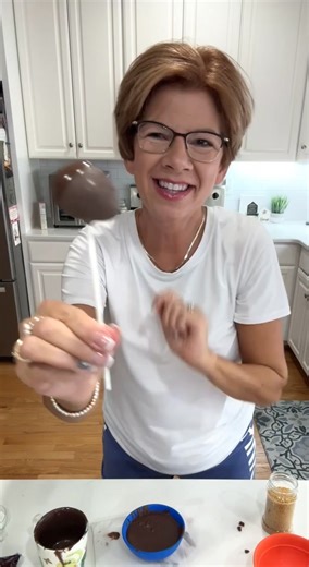 2.8K views · 49 reactions | Acorns!! A quick demonstration video on how to make acorn cake pops! :) Perfect for fall events!  | Delite Lee | Facebook