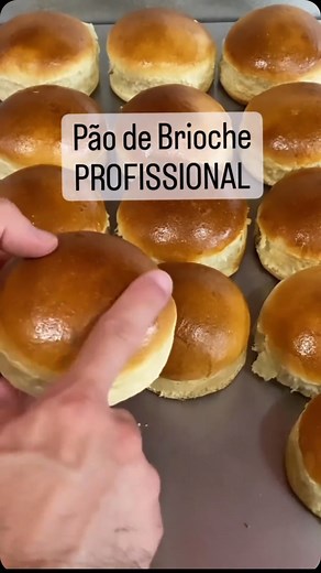 Neli Guimarães | UGC | Criadora de conteúdo 🚀 on Instagram: "Pão de brioche profissional 🍔 Fácil! Esponja 150 g de farinha de trigo 10 g de fermento seco 50 g de açúcar 190 ml de água morna Misture tudo e deixe descansar por 30 minutos. Adicione a esta esponja: 190 ml de leite 150 g de açúcar 2 gemas 1 ovo inteiro 680 g de farinha de trigo 60 g de margarina Sove a massa por 10 minutos, divida em porções de 100 gramas e faça bolinhas. Coloque numa assadeira em aros de 11 cm como mostra no vídeo
