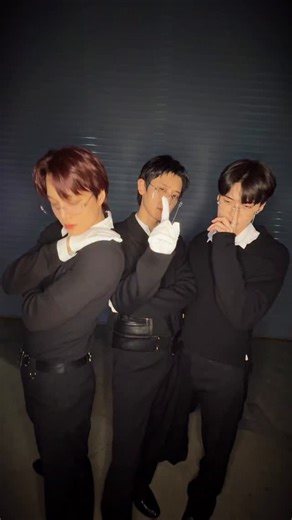 EXO Official on Instagram: "못 말己l는 ටㅏ가씨..𖤐 #CHANYEOL #찬열 @real__pcy #KAI #카이 @zkdlin #SEHUN #세훈 @oohsehun #EXO #엑소 #weareoneEXO"