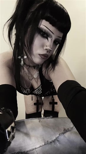 Emo Outfit Inspiration: Stand Out with Unique Styles