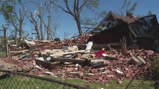 How many tornado-damaged St. Louis homes were uninsured?