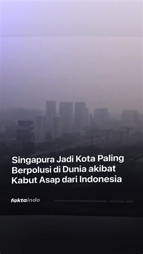 Singapura, yang dikenal sebagai salah satu negara terbersih di dunia, menempati peringkat pertama dalam daftar kota paling berpolusi di dunia pada Jumat (9/10/2026). Index polusi udara AQI Singapura mencapai 216, disusul Kuala Lumpur dengan angka 204, keduanya masuk kategori sangat tidak sehat. Menurut IQAir, kabut asap di Singapura berasal dari kebakaran hutan dan lahan gambut di Indonesia, khususnya Sumatera dan Kalimantan. Pada pemantauan Sabtu (10/10/2026), Singapura berada di peringkat kedu