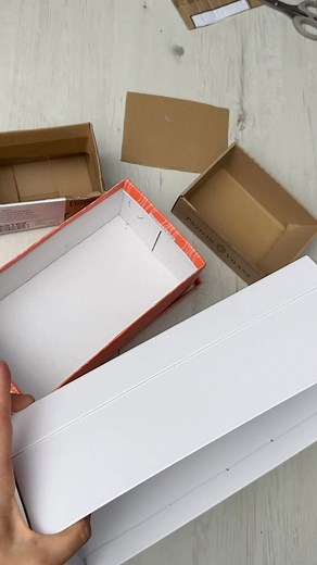 15K views · 26K reactions | Transforma tus cajas de cartón. Hay muchas formas de forrar cajas, pero esta, al mas puro mimodemami style es la forma más rápida y fácil con resultado resultón. ¿Qué os parece cómo quedan? #manualidades #transformarcajas #diy #manualidadesfaciles #craft #crafts #ideasdeco #ordenar #ordenatucasatumenteytuvida #ordenylimpieza #ordenencasa #ordenatucasa #cajones #ordenararmarios #ordenarcajones #cajas #ideasdeco #decoracion | mimodemami.com | Facebook