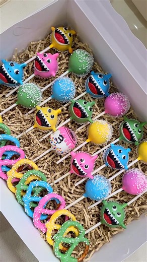 Baby Shark Cake Pops! 👶🦈🎂 #BabyShark #BabySharkCakePops #CakePops #MommyShark #ChocolateCoveredPretzels #BirthdayCakePops #BabyCakePops