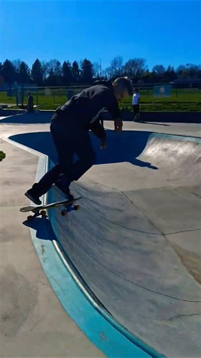 FIRST BOWL RIDE IN NEW SKATEPARK #skatersover50