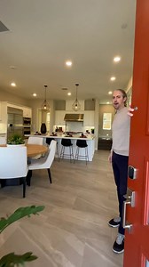 559K views · 2K reactions | UNA CASA DA SOGNO IN CALIFORNIA朗 ma a che prezzo? Questa volta Luca Giani Real Estate ci porta dentro una casa davvero incredibile a Orange County, guardate in particolare il Bagno principale e il terzo piano! Alla fine sveliamo il prezzo. | La tua guida a Los Angeles di Marco Squintu | Facebook