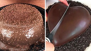 Satisfying chocolate glaze and crunchy topping
