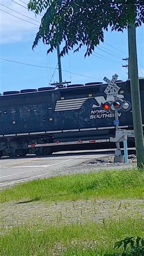 NS #g63 local 🏃‍♂️engines light back to the house 🏠 #6102 SD40-2 at Adel GA #trainspotting 🐎