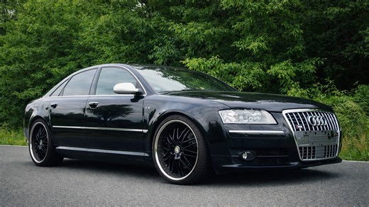 Audi S8 hits 250 km/h straight pipes onboard