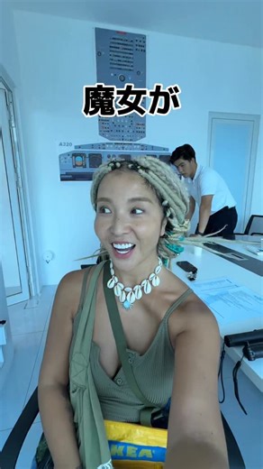 Lilly on Instagram: "魔女がベトナムに来た理由は。。。🇻🇳 ひーちゃんの夢を叶える為だった✈️✈️✈️ みんな覚えてるかな？ ひーちゃん、飛行機に乗るたびにフライトシュミレーターをやっていたの。 そしてリリーさんはどうしてもフライトシュミレーターがやりたいひーちゃんのために探しました。 なんと！！ベトナムにあるじゃないかーーーー✈️ ひーちゃんもうそれはそれは嬉しかったそうで🥹😭❤️ 将来の夢はパイロット🧑‍✈️になったみたいで最近英語も頑張って、フライトシュミレーターもずっとやっていたひーちゃん🥹 先生がひーちゃんにはそんなに説明しなくても操作出来てたと！ 初フライト。私はドキドキで泣きそうでしたw 感動！いや。これはマジで感動する😭😭😭😭 1時間があっという間だったなー。 マジでここおすすめだよ！ 先生はリアルパイロットで次の日羽田にフライトなんだよーって言ってて、ひーちゃん更に感動🥹 これからも英語頑張ってねひーちゃん😍🥹🫶🏻 @acurosimulatorcenter #魔女 #ヒッピー #ヒッピースタイル #旅人 #海外旅行 