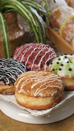 Cicilia Tanujaya on Instagram: "Lady Boss Mode Autopilot😎👍🏻 Rita CS sekarang sudah bisa produksi sendiri, alhasil Lady Boss liburannya tenang🫢 Suroboyo ben dino Udan 🌦️🌦️ Tapi kadang yo Panas kentang2🌞🌞 Donat bukan sembarang Donat🍩🍩 Donat premium yg super gembul hanya ada di Moucup 😜😜 Yuhuuu Para Bestieeee 😘😘 KEMBALI LAGI DI MENU SUKA2 LADYBOSS 💎😎💅🏻 #moucupomakase 🍩Donut Gembul Sultan 🍩 LAST CALL PO Rabu 11 FEB 2026🗓️ 1 box isi 8 Donuts (boleh mix rasa) 1. Pistachio Black Pe