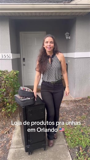 Primeira vez conhecendo a Nail Supply Plus aqui em Orlando 🇺🇸💅 A loja é enorme, tem muita variedade de esmaltes em gel, produtos para SNS e acrílico, além de equipamentos e materiais do dia a dia de uma nail designer. Para quem trabalha com SNS ou acrílico, vale muito a pena 👌 Já para quem, como eu, trabalha mais com alongamento em gel, senti falta de mais opções de gel construtor. ✨ Conteúdo real, sem filtro. Me conta nos comentários: 👉 você trabalha com gel, acrílico ou SNS? #naildesigner