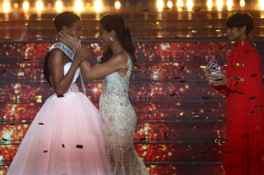 "Elle a eu des coups de mou": Cindy Fabre évoque le cyberharcèlement à l'encontre de Miss France 2025