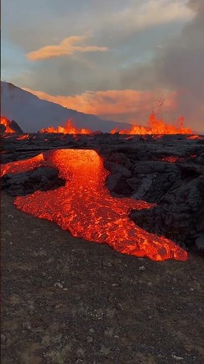 Niesamowity widok na wypływającą lawę 🤩
