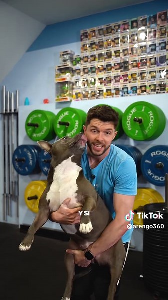 👉 Tu cuerpo está diseñado para moverse así… pero casi nadie lo entrena 🌀 1. Entrena rotaciones Si no rotas, tu columna se vuelve rígida ➡️ Y luego vienen los dolores lumbares 🧠 Movimiento real = rotación control 🧵 2. Cuélgate a una mano Tu hombro necesita tracción, no solo empuje ➡️ Más fuerza, más estabilidad, menos dolor 💪 Es más “natural” de lo que crees 🏋️ 3. Kettlebell Pullover Conecta core hombro de verdad ➡️ Control, fuerza y movilidad en un solo movimiento 🔥 De los más infravalora