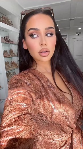 CARLI BYBEL on Instagram: "my assistants made me do this one浪 #makeupmagic 彩"