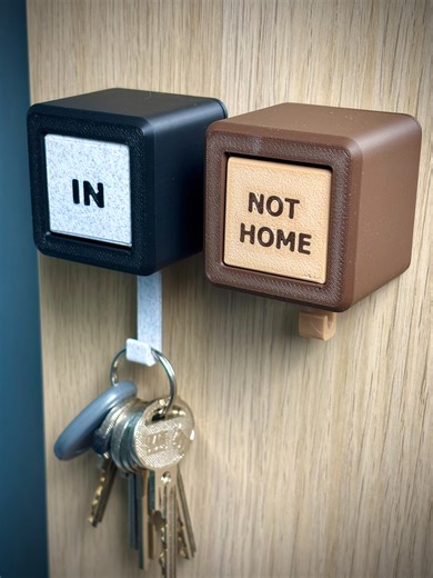 Key holder with a gravity-based rotating sign 🔑 Hang the keys → the sign rotates. Remove the keys → it returns to the default position 🏠 👉Free STL in my bio (Makerworld) #keyholder #3dprinting #functionalprint #bambulab