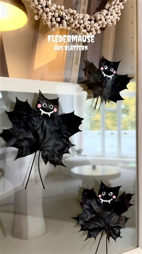 Sarah Klingenberg on Instagram: "Fledermäuse aus Blättern 🍂🦇 Eine süße Idee zum basteln mit Kindern. Und das gemeinsame sammeln von Blättern macht auch noch richtig Spaß 😊 Was sagt ihr zu der Idee? #fledermaus #basteln #bastelnmitkindern #blättersammeln #halloween #halloweendecoration #halloweenbasteln"