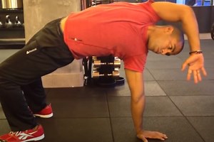 Animal flow: aprende a realizar crab reach para trabajar sin equipamiento diferentes músculos al mismo tiempo